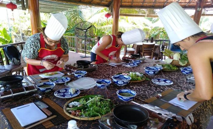 Tour đạp xe, cưỡi trâu, trải nghiệm cuộc sống nông nghiệp và ngư nghiệp truyền thống (5)